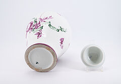 Nymphenburg - Acht Teller mit Weichmalerei und eine balusterförmige Deckelvase, 81991-13, Van Ham Kunstauktionen