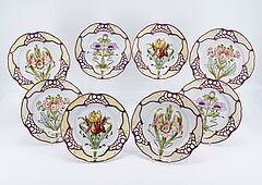 Nymphenburg - Acht Jugendstil Teller mit goldkonturierten Blumen, 75823-2, Van Ham Kunstauktionen