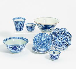 Drei Koppchen mit Unterteller und zwei Schalen blauweisses Porzellan, 64531-33, Van Ham Kunstauktionen