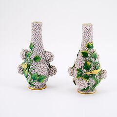 Meissen - Zwei kleine Schneeballvasen mit Voegeln, 81826-3, Van Ham Kunstauktionen