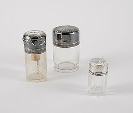 Paris - Zwei Cremeflakons und ein Parfumflakon, 76000-445, Van Ham Kunstauktionen