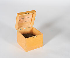 Robert Filliou - Optimistic Box No1 Thank god for modern weapons, 65546-94, Van Ham Kunstauktionen
