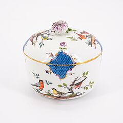 Meissen - GROssE ZUCKERDOSE VIER KLEINERE ZWEI GROessERE TASSEN MIT UT UND VOGELDEKOREN, 76933-17, Van Ham Kunstauktionen