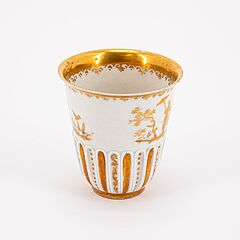 Meissen - Kannelierter Becher mit Goldchinesen, 76821-62, Van Ham Kunstauktionen