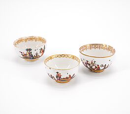 Meissen - Drei Koppchen mit umlaufenden Chinoiserien, 76821-64, Van Ham Kunstauktionen