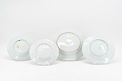 Vier Teller famille rose, 75318-38, Van Ham Kunstauktionen