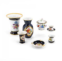 Meissen - Gruppe von 8 Objekten mit kobaltblauem und Blumen-Dekor, 76682-22, Van Ham Kunstauktionen