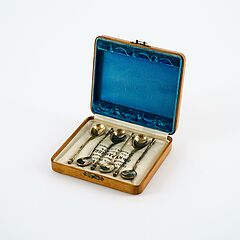 Folge von sechs Teelöffeln mit Niellodekor, 80769-37, Van Ham Kunstauktionen