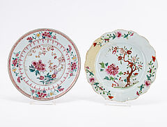 Gruppe aus neun Tellern mit verschiedenen Dekoren Famille Rose, 79866-19, Van Ham Kunstauktionen