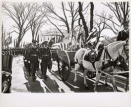 Anonym - JFKs body makes the traditional trip from the White House to the Capitol on a horse drawn caisson, 68004-65, Van Ham Kunstauktionen