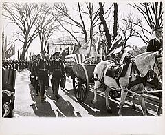Anonym - JFKs body makes the traditional trip from the White House to the Capitol on a horse drawn caisson, 68004-65, Van Ham Kunstauktionen