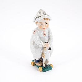 Meissen - Kleiner Junge mit Zeitungshut auf Holzpferdchen, 77091-1, Van Ham Kunstauktionen