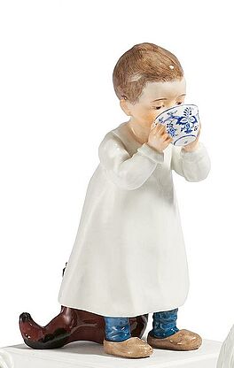 Meissen - Stehendes Kind aus einer Zwiebelmustertasse trinkend, 75372-7, Van Ham Kunstauktionen