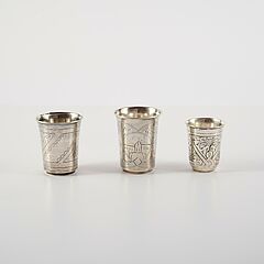 Drei kleine Becher mit Gravurdekor, 80769-3, Van Ham Kunstauktionen