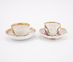 Meissen - Zwei Tassen amp Untertassen mit Dekoren in grossen Kartuschen, 76821-39, Van Ham Kunstauktionen
