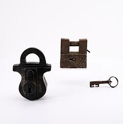 Rechteckiges und geschnürtes Vorhangschloss, 81851-15, Van Ham Kunstauktionen