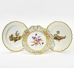Meissen - Konvolut zwei Teller mit Landschaftsszenen ein Teller mit Blumendekor, 55339-18, Van Ham Kunstauktionen