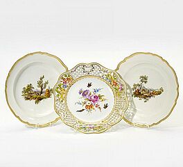 Meissen - Konvolut zwei Teller mit Landschaftsszenen ein Teller mit Blumendekor, 55339-18, Van Ham Kunstauktionen