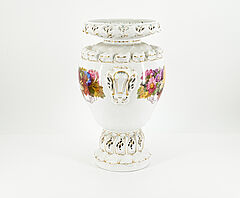 KPM - GROSSE AUFSATZVASE MIT BLUMENDEKOR, 75664-2, Van Ham Kunstauktionen