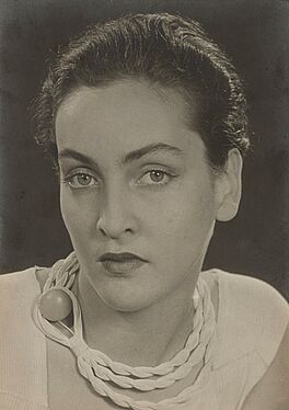 Man Ray - Meret Oppenheim with Necklace, 82008-202, Van Ham Kunstauktionen