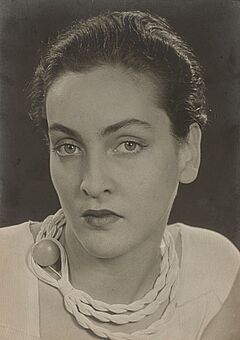 Man Ray - Meret Oppenheim with Necklace, 82008-202, Van Ham Kunstauktionen