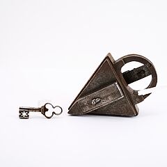 Grosses dreieckiges Vorhangschloss, 81851-2, Van Ham Kunstauktionen