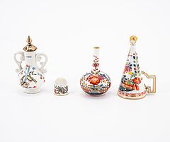 Meissen - 2 Miniaturvasen loeschhuetchen und Fingerhut mit chinoisen Dekoren, 76821-24, Van Ham Kunstauktionen