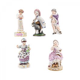Meissen - Allegorie des Winters Amor an Saeule Kinderfigur mit Taschenuhr und Notenheft und Kinderfigur mit Puppe, 79883-18, Van Ham Kunstauktionen