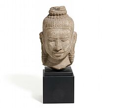 Kopf eines Bodhisattva mit schwerem Ohrschmuck, 64060-2, Van Ham Kunstauktionen