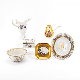 Meissen - Gruppe von 6 Porzellanobjekten mit unterschiedlichen Blumen- und Golddekoren, 76821-49, Van Ham Kunstauktionen