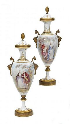 Frankreich - Zwei Aufsatzvasen mit Watteauszenen, 55417-50, Van Ham Kunstauktionen
