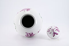 Nymphenburg - Acht Teller mit Weichmalerei und eine balusterförmige Deckelvase, 81991-13, Van Ham Kunstauktionen