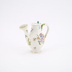 Meissen - Kleine Giesskanne und Miniatur Blumentopf mit bluehender Pflanze, 80922-32, Van Ham Kunstauktionen