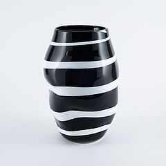 Zwei Vasen mit graphischem Dekor, 76847-27, Van Ham Kunstauktionen