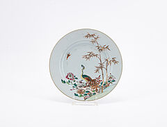 Gruppe aus neun Tellern mit verschiedenen Dekoren Famille Rose, 79866-19, Van Ham Kunstauktionen