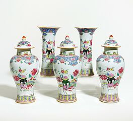 Fuenfteilige Vasen-Garnitur mit Antiquitaeten und Blueten, 66644-1, Van Ham Kunstauktionen