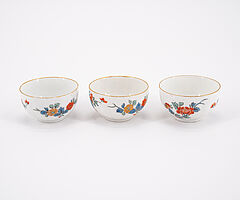 Meissen - Folge von drei kleinen Koppchen und zwei groesseren Koppchen mit Kakiemondekor, 76821-3, Van Ham Kunstauktionen