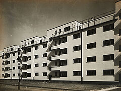 Werner Mantz - Siedlung Koeln-Kalkerfeld Schraegansicht eines Wohnblocks, 70001-806, Van Ham Kunstauktionen