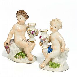 Meissen - Zwei kleine Amoretten mit Vase, 58999-75, Van Ham Kunstauktionen