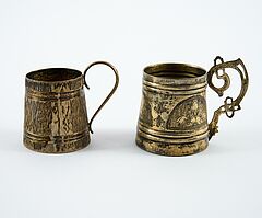 Zwei kleine Vodkabecher mit gravierten Dekoren, 80769-6, Van Ham Kunstauktionen