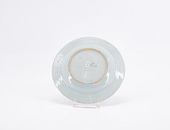 Gruppe aus neun Tellern mit verschiedenen Dekoren Famille Rose, 79866-19, Van Ham Kunstauktionen