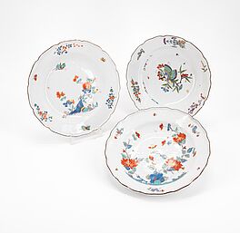 Meissen - Drei fruehe Teller mit Schmetterlingsdekor Vogel-Fels Dekor und mit Blumen im Kakiemonstil, 76821-14, Van Ham Kunstauktionen