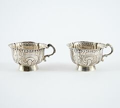 Alexander Hildebrand - Paar Tscharki mit Blatt- und Muscheldekor, 80769-2, Van Ham Kunstauktionen