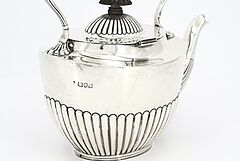 Charles Stuart Harris - Edward VII Teekanne mit godronierter Wandung auf Rechaud, 69591-37, Van Ham Kunstauktionen