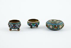 Kleine runde Dose und zwei kleine Salzgefaesse mit farbigem Emaildekor, 80769-26, Van Ham Kunstauktionen