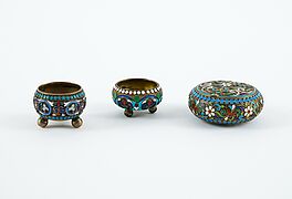 Kleine runde Dose und zwei kleine Salzgefaesse mit farbigem Emaildekor, 80769-26, Van Ham Kunstauktionen