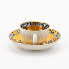 Meissen - Gruppe aus Kumme zwei Tassen und Untertassen mit vergoldeten Dekoren, 76821-32, Van Ham Kunstauktionen