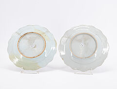 Gruppe aus neun Tellern mit verschiedenen Dekoren Famille Rose, 79866-19, Van Ham Kunstauktionen