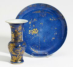 Teller mit Pflaumen und kleine Phoenixschweif-Vase mit Landschaft, 64493-26, Van Ham Kunstauktionen