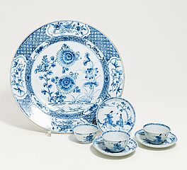 Grosser Teller mit Chrysanthemen und drei Koppchen mit Untertellern, 64181-1, Van Ham Kunstauktionen